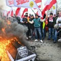 Haos u Poljskoj: Sevaju petarde, hiljade poljoprivrednika ispred kabineta premijera, pale gume i nose kovčeg