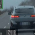 Žena vozila BMW preko 220 kilometara na čas na putu gde je ograničenje 80 (VIDEO)