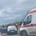 Teška saobraćajna nesreća na auto-putu kod Velike Plane: Učestvovala 3 vozila, vatrogasci izvlače vozača iz jednog auta…