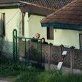Majka osumnjičenog sa inspektorom pred kućom! Fotografije iz dvorišta uhapšenog zbog Dankinog ubistva (foto)