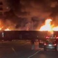 Voz u plamenu prošao kroz grad: Dramatična scena, vagoni odjednom počeli da gore, vatrogasci jedva obuzdali plamen (video)