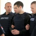 Policija jedva spasla monstruma od ogorčenih roditelja žrtava Čim su se Uroš Blažić (21) i njegov otac Radiša pojavili…