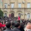 Kordon policije sprečio demonstrante: Opozicija u Abhaziji pokušala da upadne u parlament (foto/video)