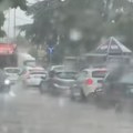(Foto, video) crno nebo nad Srbijom! Nevreme se svom silinom sručilo na dva grada, automobili zaglavljeni u vodi, ovi delovi…