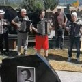 Trešti muzika kraj groba legendarnog pevača: Harmonikaši zasvirali njegove pesme, scena ostavila sve u neverici