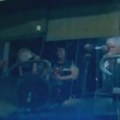 (VIDEO) Incident u Čačku, autobusi sa pristalicama SNS zasuti jajima