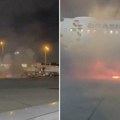 Zapalio se avion na aerodromu: Požar se brzo širio, a gust dim počeo da prodire u putničku kabinu (video)