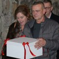 Pune ruke poklona i buket ruža za priju: Bogdan i Danijela Rodić stigli kod Cece na slavu FOTO