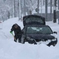 Beograd okovan snegom i ledom: Stručnjak objašnjava kako treba voziti i šta da radite ako vam se automobil zaglavi