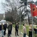 Studentski parlament Univerziteta u Prištini postavio zastavu OVK ispred Rektorata