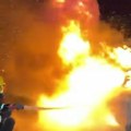 (Video) Plamen guta automobil Dramatičan prizor kod Novog Sada: Požar izbio nasred auto-puta, vatra neprestano bukti