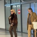 Usnimili smo Snežanu Đurišić nakon jezive drame sa sinom: Pevačica sa dečkom Vanjom projurila kroz aerodrom