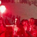 Fudbaler Zvezde nije igrao derbi, ali je burno slavio ispred severa: zapalio baklju pred Delijama, pa zapevao!