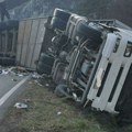 Stravična nesreća na Ibarskoj magistrali: Sudarili se kamion i automobil, putničko vozilo završilo u kanalu, teretnjak se…