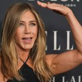 Dženifer Aniston i Piter Dinklidž spremaju najluđu prazničnu komediju: Deda Mraz mora da svedoči na sudu