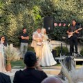 Beba u naručju, prvi ples i emotivne scene! Venčanje Dee Đurđević dira pravo u srce, snimak sa lica mesta sve raznežio