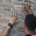 Molba za oproštaj: Oglasio se turista koji je uklesao ime na zid Koloseuma