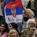 Jedna jedina srpska zastava na vimbldonu: Navijač ponosno podigao obeležje na meču Novaka Đokovića i Janika Sinera (foto)