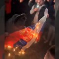 Skandal u Tirani: Albanci zapalili srpsku zastavu na Skenderbegovom trgu
