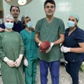 "Kad sam to pipnuo, bio sam u šoku" Doktori iz Prijedora odstranili tumor veličine košarkaške lopte
