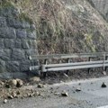 Incident na magistrali kod Nove Varoši: Stena pala na put i oštetila automobil, velika opasnost preti od daljih odrona