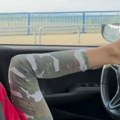 Devojka sa krilima vozi nogama Nedavno položila vožački ispit, a sada objavila prvi snimak iz automobila: "Idem do Bačke…