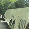 Haos kod Kosjerića: Krcat autobus sleteo sa puta FOTO