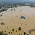 Srušio se most iznad reke, stradalo 11, nestalo 30 osoba: Posledice obilnih kiša na severu Kine (VIDEO)