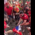 Albanci cepali i gazili zastavu Srbije, divljačko ponašanje zgrozilo svet VIDEO