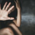 Tinejdžeri iz srpskog komšiluka silovali devojku u Irskoj! Policija napadnuta tokom protesta