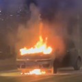 Izgoreo automobil u centru Novog Sada (VIDEO)