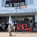VIDEO: Studenti Medicinskog fakulteta u Novom Sadu okupili se pred sednicu, odlučuje se o nastavi