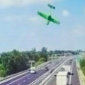 Jeziv snimak pada aviona na auto put: Poznati advokat i njegova partnerka poginuli na licu mesta (video)