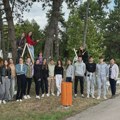 Zrenjaninski gimnazijalci ukrasili školsko dvorište Osnovne škole „Dr Jovan Cvijić“ Zrenjaninski gimnazijalci