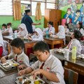 800 Đaka otrovano hranom u školi: Mališani jeli besplatne obroke: Najteže trovanje od početka vladinog programa