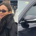 Breskvica bez trunke šminke na aerodromu: Sačekao je dečko, sve prštalo od poljubaca i emocija u kolima