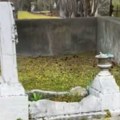 Tajna grobnice iz 19. Veka šokira posetioce: Stepenice vode do kovčega male devojčice – ovo što ljudi ostavljaju će vam…