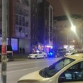 Драма у Новом Саду: Мушкарац тукао жену, избацио је напоље, па се забарикадирао са бебом у стану! Полиција на лицу места
