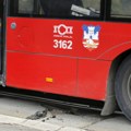Žena ostala zaglavljena na vratima autobusa u Zemunu, vozilo je vuklo niz ulicu