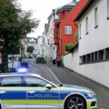 Muškarac nožem usmrtio suprugu na ulici, prolaznici ga savladali