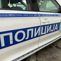 Mladić iz Bojnika vozilom udario četiri osobe ispred restorana, pa pobegao
