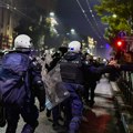 Slika večeri: Policajac pozdravlja jednog od učesnika slavlja na ulici u Beogradu
