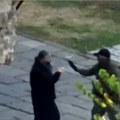 Sveštenik na nišanu: Dramatična scena u Banjskoj: Naoružana osoba uperila pištolj u svešteno lice, vernici zaključani u…