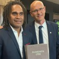 Žemberi poklonio Karembeu knjigu „Znameniti Srbi”