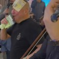 (Foto) Đani za par minuta dobio gomilu para: Ljudi u neverici - lepe mu evre na čelo, a mikrofon ne može da drži od…
