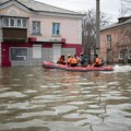 Ural se izlio iz korita: Nivo reke kod Orenburga dostigao 1.022 centimetara, voda stigla do stambenih zgrada (video)