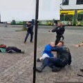 (Uznemirujuće) snimak napada na političara u Nemačkoj! Ranjeno nekoliko osoba, policija pucala na napadača!