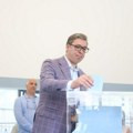 Predsednik Srbije glasao: Vučić građansku dužnost obavio na biračkom mestu u Novom Beogradu (foto)