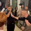 (Video) Darko Lazić pevao na gej svadbi: Pao i bakšiš: Jedna mlada u venčanici od čipke, druga u prsluku i pantalonama