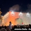 Opozicioni demonstranti bacili molotovljeve koktele u Tirani